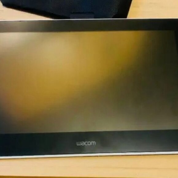 WACOM One Drawing Tablet - Like New with All Accessories Included - Picture 4 of 7